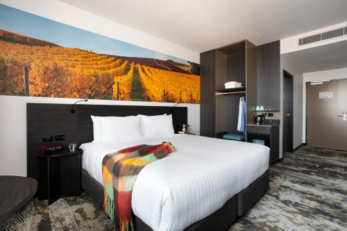 Postel nebo postele na pokoji v ubytování Novotel Devonport
