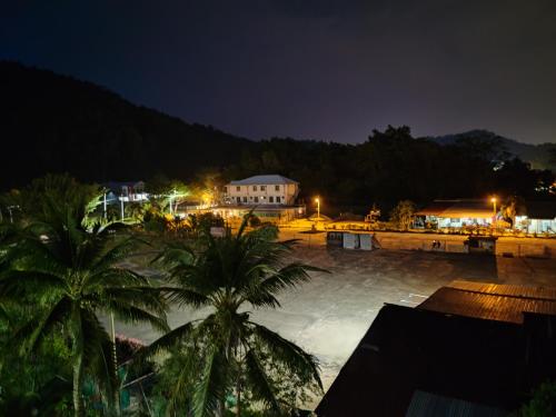 - une vue sur un parking la nuit dans l'établissement 2 mins to beach Apartment 3 rooms, à Kampong Pasir Bogak