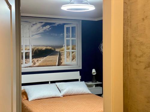 um quarto com uma cama com um quadro na parede em Ada’s Garden House em Roma