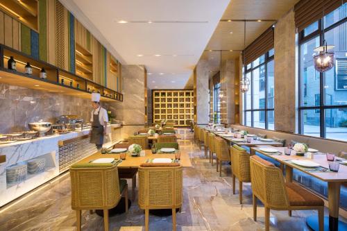 En restaurant eller et andet spisested på Hilton Garden Inn Nujiang