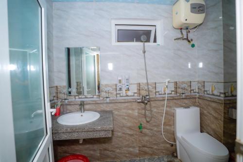 a bathroom with a toilet and a sink at Lai Dinh Hotel in Sầm Sơn