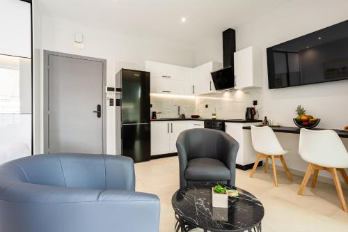 Black & White Marina Studio, Kalamata Getaway (B1)
