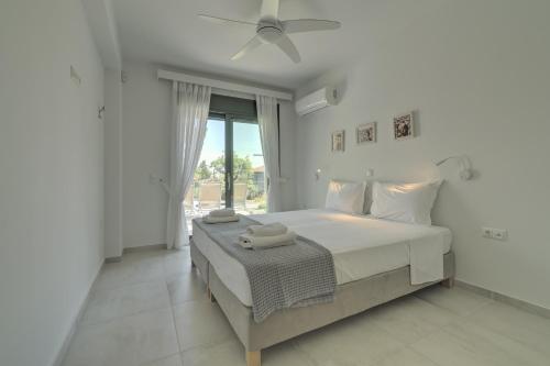 Postel nebo postele na pokoji v ubytování Ouzo Stone House 2 with private pool