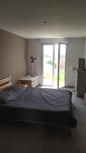 une chambre avec un lit et une grande fenêtre dans l'établissement Pierine, au Lavandou