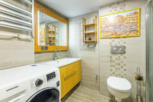 ein Badezimmer mit einer Waschmaschine und einem Waschbecken in der Unterkunft Stylish in Istanbul