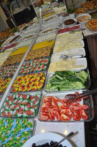 a buffet with many trays of vegetables on a table at Konak EuroBest Otel in Konak