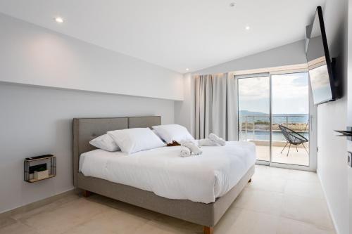 een slaapkamer met een bed met uitzicht op de oceaan bij Sail Away Home in Kalamata, Marina Serenity (B4) in Kalamata