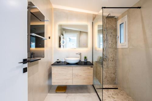 een badkamer met wastafel en douche bij Sail Away Home in Kalamata, Marina Serenity (B4) in Kalamata