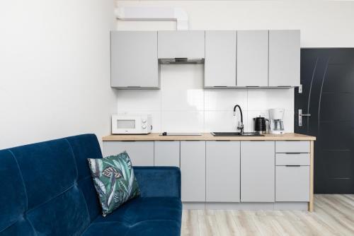 Кухня или кухненски бокс в Apartament nad Jeziorem Kołczewo - Ogród & Parking by Renters