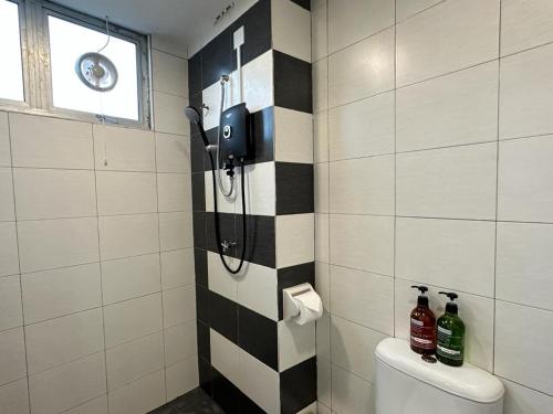 ein Bad mit Dusche, WC und Fenster in der Unterkunft CEO9 Duplex Premier Suite #2-7Pax#Pisa#USM#Pantai Hospital in Bayan Lepas
