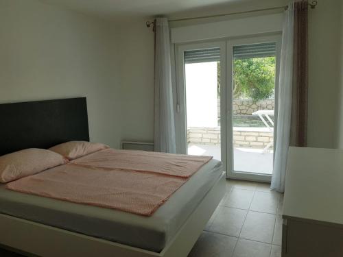 En eller flere senge i et værelse på Apartman Amal