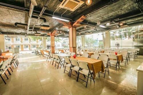 Una gran sala con mesas y sillas. en Phương Đông Hotel, en Sầm Sơn