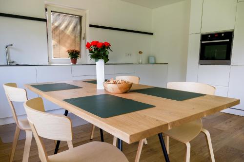 eine Küche mit einem Holztisch und Stühlen in der Unterkunft MANTANA - Apartments in St. Lorenzen