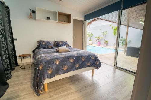 ein Schlafzimmer mit einem Bett und einem Pool in der Unterkunft Villa LAtibulum in Saint-Pierre