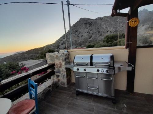 - un barbecue sur un balcon avec vue sur l'océan dans l'établissement Kliton Villa, à Dhrímiskos