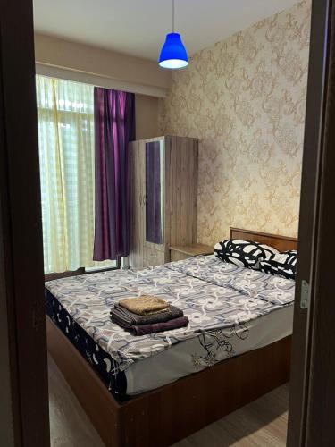 um quarto com uma cama com uma luz azul em Квартира в Диди Дигоми, Автандили N7 em Tbilisi
