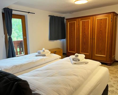 um quarto com 2 camas e toalhas em Ferienhaus Anni em Kreuth