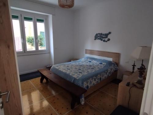 una camera da letto con un letto e una finestra di Brezza di Mare a Lavagna