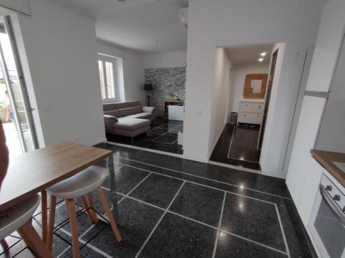 un soggiorno con un divano e un tavolo di Brezza di Mare a Lavagna