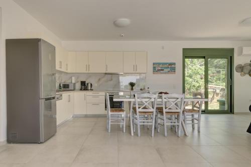 Η κουζίνα ή μικρή κουζίνα στο Ouzo Stone House 1 with private pool