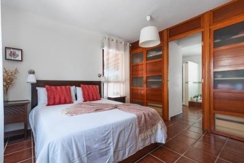 Een bed of bedden in een kamer bij Home2Book Villa El Naranjo, Garden & Pool