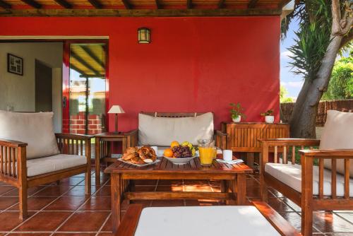 Galeriebild der Unterkunft Home2Book Villa El Naranjo, Garden & Pool in Valsequillo de Gran Canaria