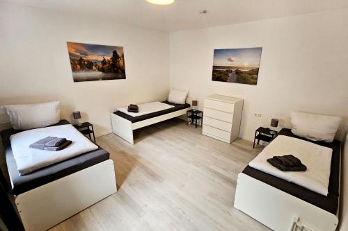 Habitación con 2 camas y escritorio. en Apartments in Nienburg (Saale), en Grimschleben
