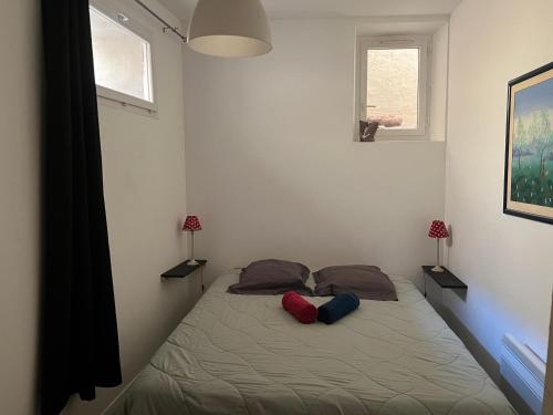 מיטה או מיטות בחדר ב-Appartement typique dans le centre historique 47m2