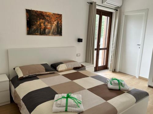 um quarto com uma cama xadrez num quarto em B&B Ciolandrea em San Giovanni a Piro