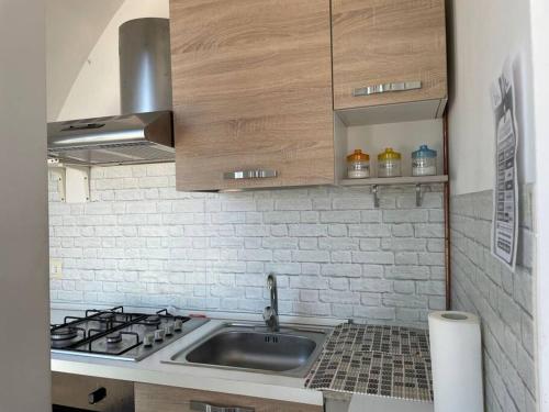 una cucina con lavandino e piano cottura di Attico - Il Panorama a Barletta