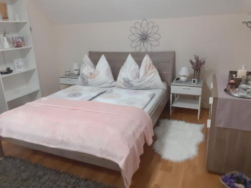 Schlafzimmer mit einem Bett mit weißer Bettwäsche und Kissen in der Unterkunft Villa Casa sol-rural residence near Linz in Katsdorf