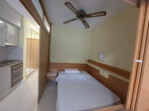 Cette chambre comprend deux lits et un ventilateur de plafond. dans l'établissement Rentalmar Internacional, à Cambrils