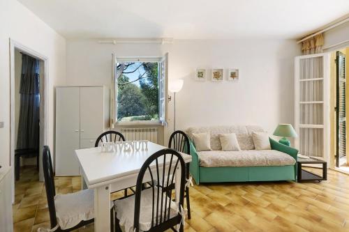 uma sala de estar com uma mesa e um sofá em Isabel Beach and Bike em Finale Ligure