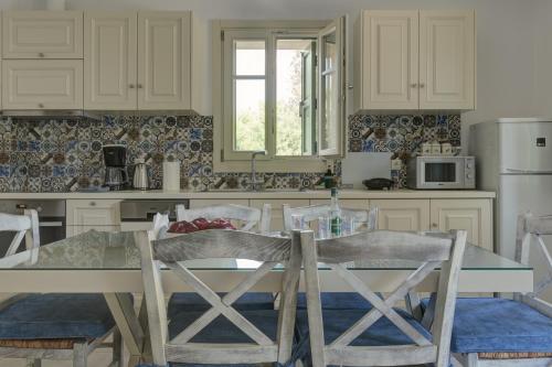 Dapur atau dapur kecil di Ouzo Traditional House with private pool