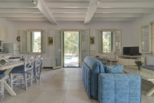 Televisyen dan/atau pusat hiburan di Ouzo Traditional House with private pool