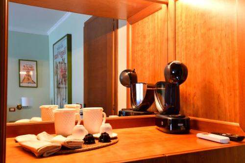 eine Küche mit Kaffeemaschine und Handtüchern auf der Theke in der Unterkunft Le Cinéma - Affittacamere in Formia