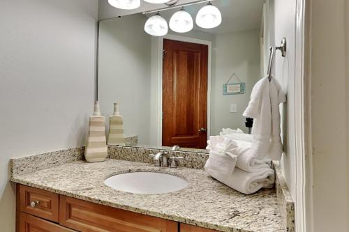 baño con lavabo y espejo grande en Florencia 207, en Perdido Key
