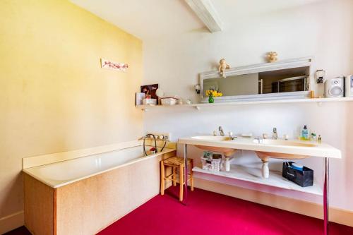 ein Badezimmer mit einer Badewanne und einem Waschbecken in der Unterkunft Ferme De Guersignies B&B in Bas-Lieu