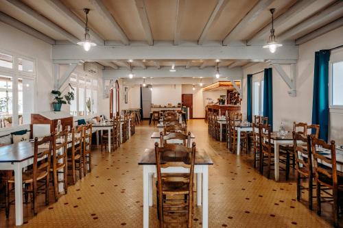 un comedor vacío con mesas y sillas en Logis Hôtel Restaurant Espelletenia, en Larceveau-Arros-Cibits