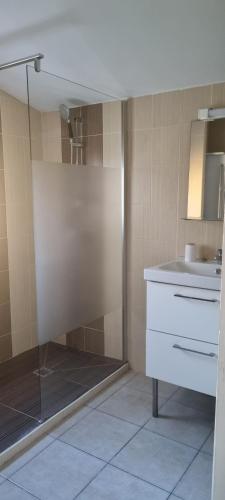 une salle de bain avec douche et lavabo dans l'établissement aux creissauds, à Aubagne