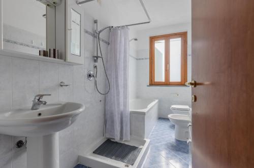 Ένα μπάνιο στο Casa Vacanza Rocchetti with Parking&Garden!