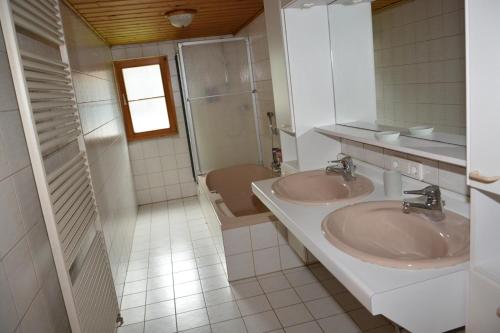 メラウにあるHappy Point Apartmentのバスルーム(洗面台2台、シャワー、トイレ付)