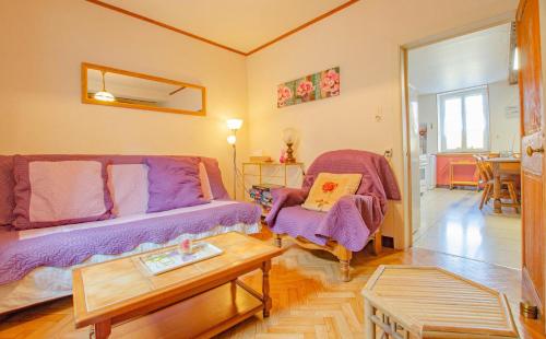 a living room with a couch and a table at La germ'alice in Briel-sur-Barse