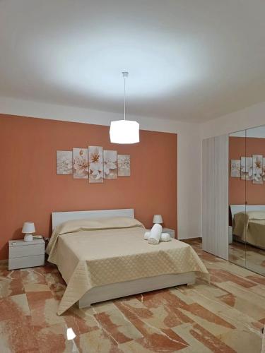 1 dormitorio con 1 cama y luz colgante en Montelepre Sweet Home casa vacanze, en Montelepre