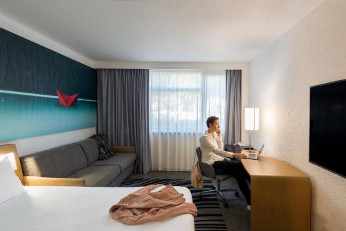 Novotel Lyon Bron Meeting & Eventsにあるテレビまたはエンターテインメントセンター