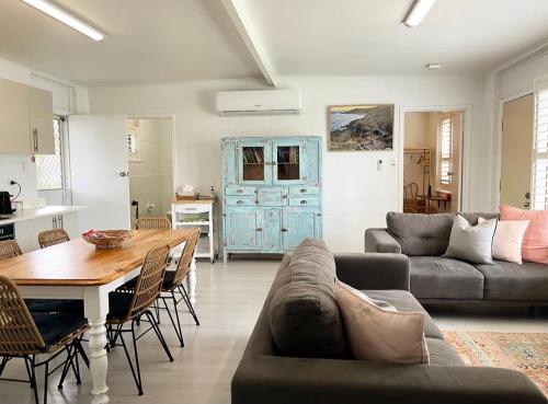 uma sala de estar com um sofá e uma mesa em Bay Breeze Cottage em Encounter Bay