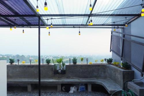Un balcón o terraza de Cozy Haven with Jacuzzi, Rooftop