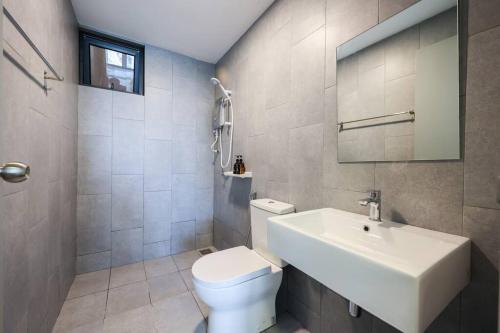 クアラルンプールにあるM Vertica KL Residenceの白いトイレと洗面台のあるバスルーム