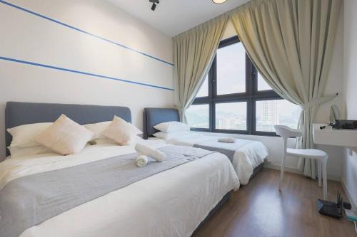Habitación de hotel con 2 camas y ventana en M Vertica KL Residence, en Kuala Lumpur