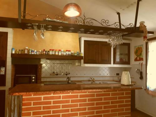 科里亞諾的住宿－Villa con Piscina，厨房配有水槽和砖台面